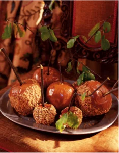 Caramel apples decorated as fall wedding favors